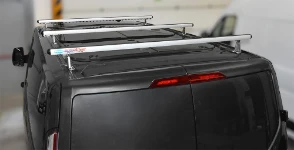 05_Barres porte-tout avec Ultrasilent sur toit de Custom Ford