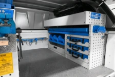 05_Paroi de droite pick up Ford Ranger avec rayonnages et valises Syncro