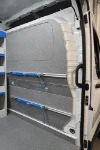 05_Paroi séparation cabine Maxus Deliver9 avec systèmes d’arrimage Syncro System