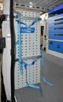 05_Système arrimage pour fourgon avec barre métallique et sangle sur flanc mobilier Syncro