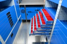 05_Tiroirs avec bacs en plastique sur Movano pour assistance machines de minière