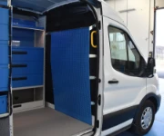 06_Paroi séparation cabine avec panneau porte-outils avec perçages en trous de serrure