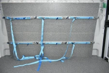 06_Paroi séparation cabine Ducato équipée avec système d’arrimage avec crochets et sangles