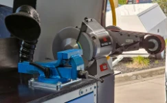 10_Étau et ponceuse pour finitions et ajustage sur prothèses et orthèses sur Sprinter