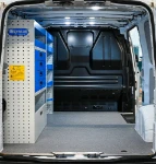 11_Aménagement Custom L1 H1 pour plombier, une seule paroi meublée (2)