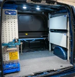 22_Custom paroi de droite avec étagères fermées (2)