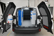 31_ VW ID Buzz L1 H1 avec meubles Syncro sur les deux parois latérales et accessoires