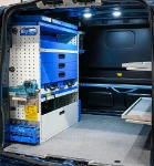 33_Paroi de gauche de Custom avec tiroirs, conteneurs, valises, étagères (2)