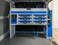 55_Meuble sur paroi séparation cabine Custom L1 H1 avec porte-valises et étagères