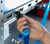 Accrochage de la sangle sur le rail d’ancrage airline de l’aménagement