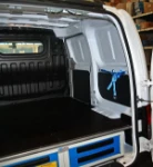 Scaffalatura con divisori e vasca stagna sul lato destro del Movano