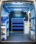 Iveco Daily allestito con cassettiere, vista posteriore a porte aperte