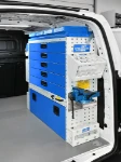 Aménagement avec rayonnage avec porte, tiroirs, porte-étau et tablettes pour le Doblò