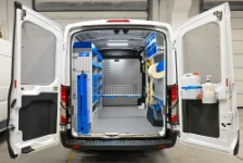 Aménagement avec rayonnages, accessoires et établi porte-étau pour le Transit