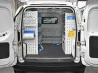 Aménagement avec rayonnages dans le Fiat Fiorino
