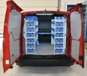 Aménagement avec tiroirs et tablettes dans un Ford Transit Connect
