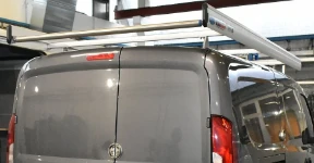 Scaffalatura del Dokker con valigette, cassetti e morsa dalla porta laterale