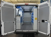 Allestimento officina mobile sul Dacia Dokker con morsa, portarotolo e tanica