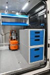 Mensola, compressore e cassettiera Syncro nel vano di carico del MAN TGE