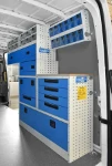 Modulo scaffalato Syncro Ultra nel NV250 con pannello portautensili e cassetti