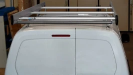 Scaffalatura del Dokker con valigette, cassetti e morsa dalla porta laterale