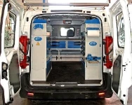 Vista posteriore Allestimento Movano con rivestimenti, accesso e scaffalatura