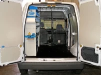 Vista posteriore Allestimento Movano con rivestimenti, accesso e scaffalatura