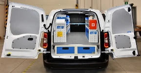 Aménagement de l'Opel Combo avec tiroirs, rayonnages et revêtements