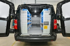 Aménagement de l'Opel Vivaro avec rayonnages et revêtements intérieurs