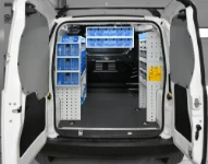 Aménagement du Fiat Fiorino avec rayonnages des deux côtés et tiroirs en plastique transparent