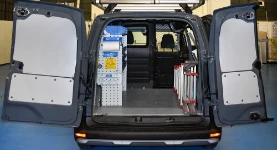 Aménagement du Renault Kangoo avec habillage, plancher en bois et rayonnages