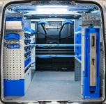 Aménagement du Volkswagen Transporter avec rayonnages et accessoires