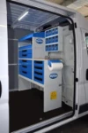 Aménagement Ducato pour machines conditionnement vu de la porte latérale
