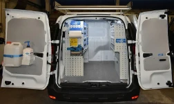 Aménagement en atelier mobile dans le Dacia Dokker avec étau, porte-rouleau et jerrican