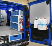 Aménagement Fiat Talento avec blocs tiroirs basculants transparents et accessoires