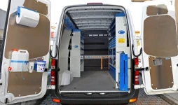 Vista posteriore Allestimento Movano con rivestimenti, accesso e scaffalatura