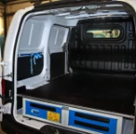 Lato sinistro Opel Movano con pianale, pannellatura, copriruota, ganci e rotaia per cinghie