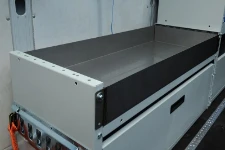 Aménagement fourgon avec étagère inox pour liquides