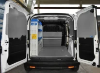Vista posteriore Allestimento Movano con rivestimenti, accesso e scaffalatura