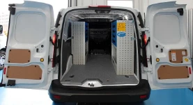 Vista posteriore Allestimento Movano con rivestimenti, accesso e scaffalatura