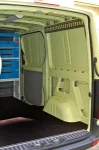 Scaffalatura con divisori e vasca stagna sul lato destro del Movano