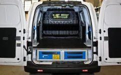 Vista posteriore Allestimento Movano con rivestimenti, accesso e scaffalatura