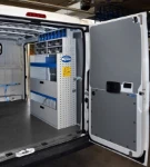 Rivestimento lato sinistro del Dacia Dokker con copriruota in alluminio mandorlato