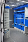 Allestimento con scaffali, sella portacavi, cassetti e contenitori per Movano