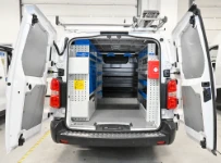 Aménagement pour l'Opel Vivaro avec rayonnages et porte-échelles