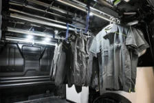 Aménagement sur Custom avec barres suspension vêtements