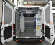 Aménagement Transit Ford 2014 sur les deux côtés de l’espace de chargement
