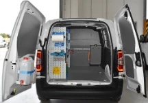 Allestimento Doblò Fiat con rivestimenti, scaffali e accessori