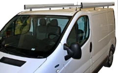 Berlingo Citroen con rivestimento interno in legno e lamiera