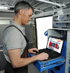 Ameublement dans fourgon avec support pour PC